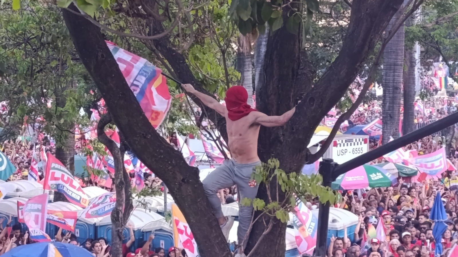 Homem sem camisa e de m&aacute;scara vermelha, semelhante ao Gostos&atilde;o da Paulista, &eacute; visto em ato pr&oacute;-Lula em Belo Horizonte -  (crédito: Alexandre Guzanshe)