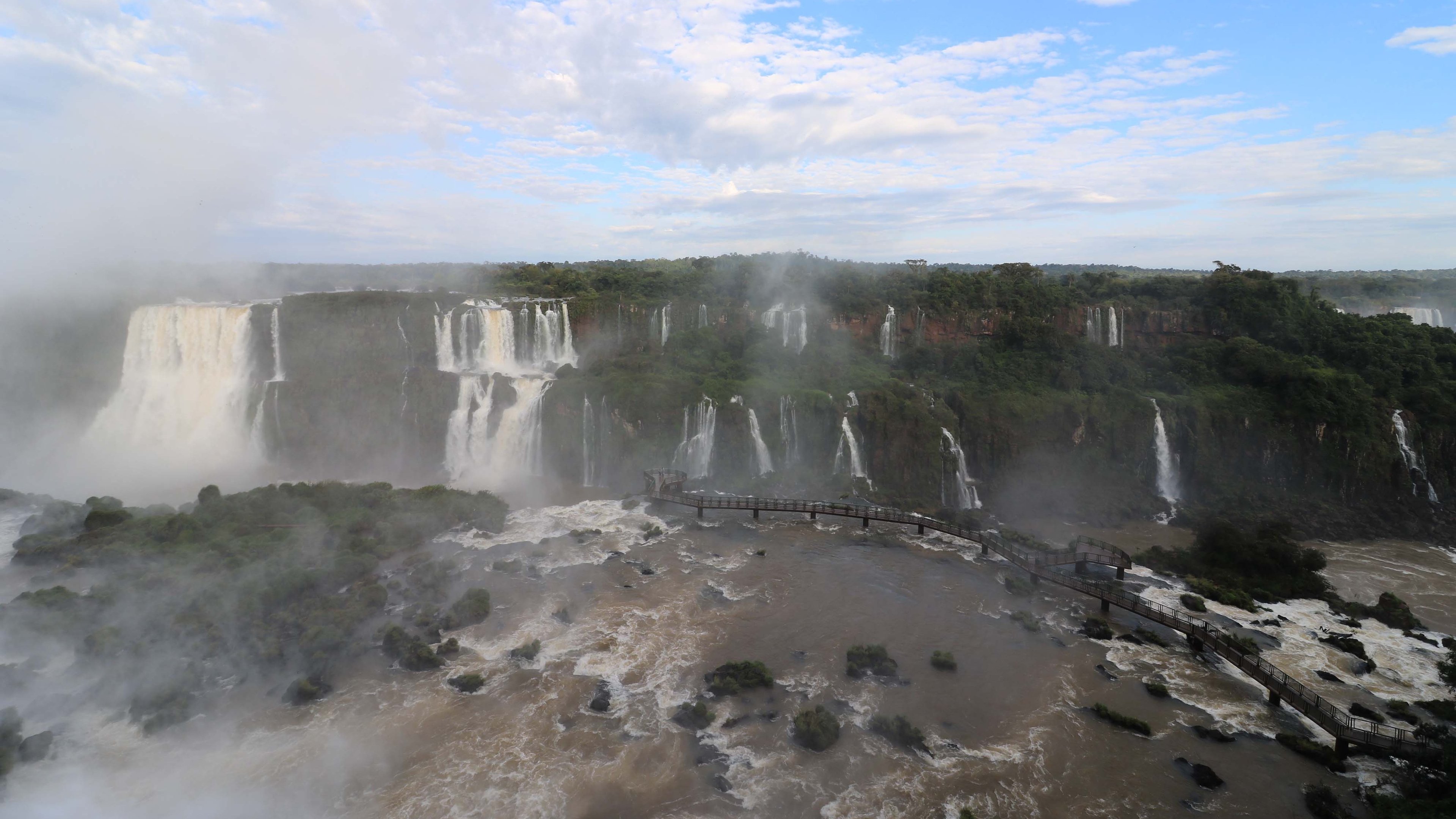 Cataratas do Iguaçu: alta do rio transforma a paisagem, mas é o impacto no acesso pelo lado argentino que exige atenção de quem planeja visitar o destino