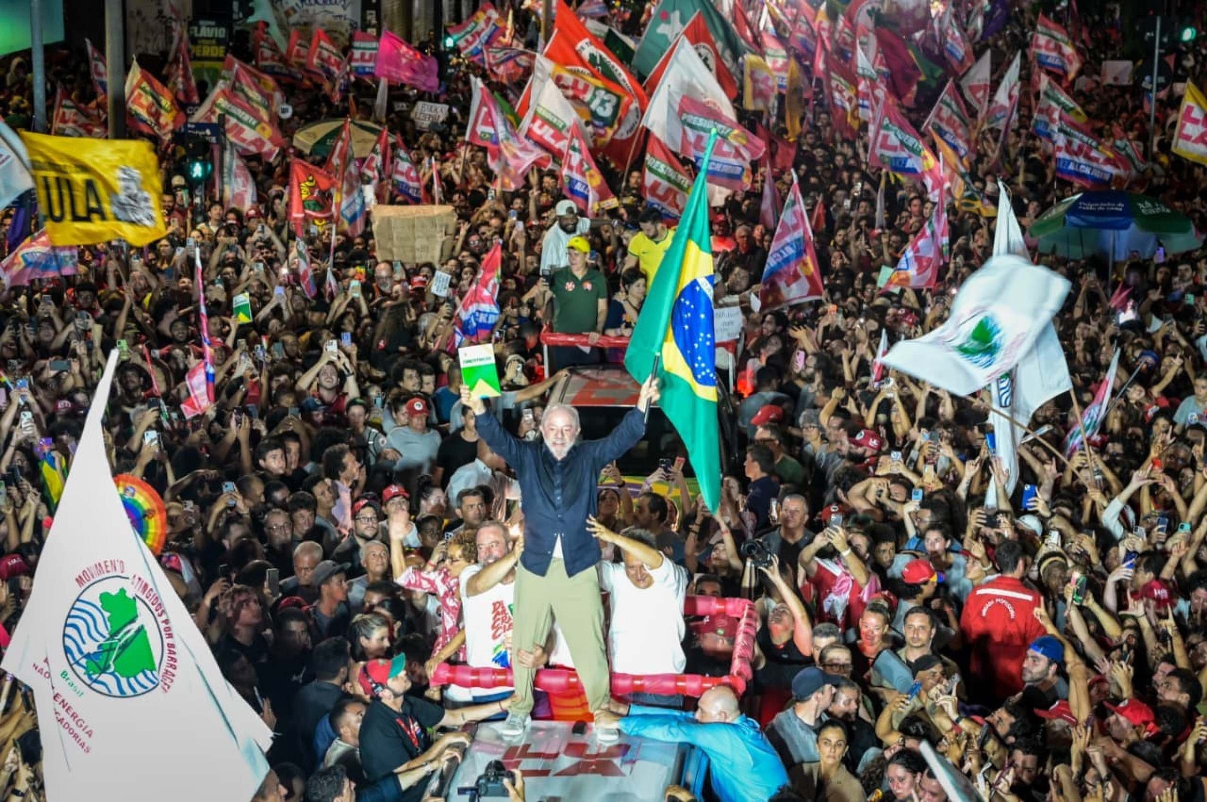 Galeria de fotos: Lula conduz multidão em BH segurando Bandeira do Brasil