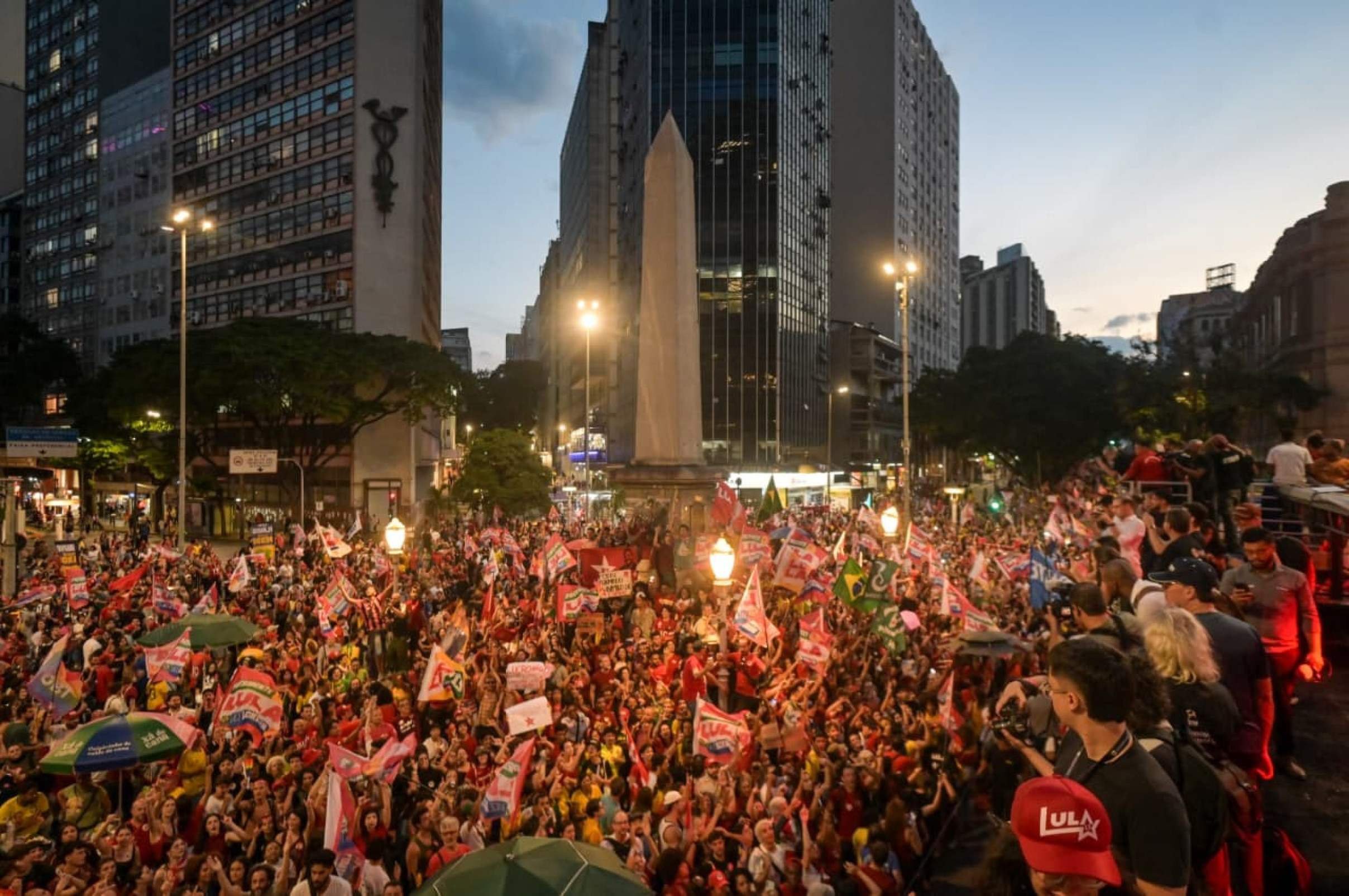 O evento marca uma das últimas ações públicas da campanha no segundo maior colégio eleitoral do país antes da votação do segundo turno, marcada para o próximo domingo (25/10)