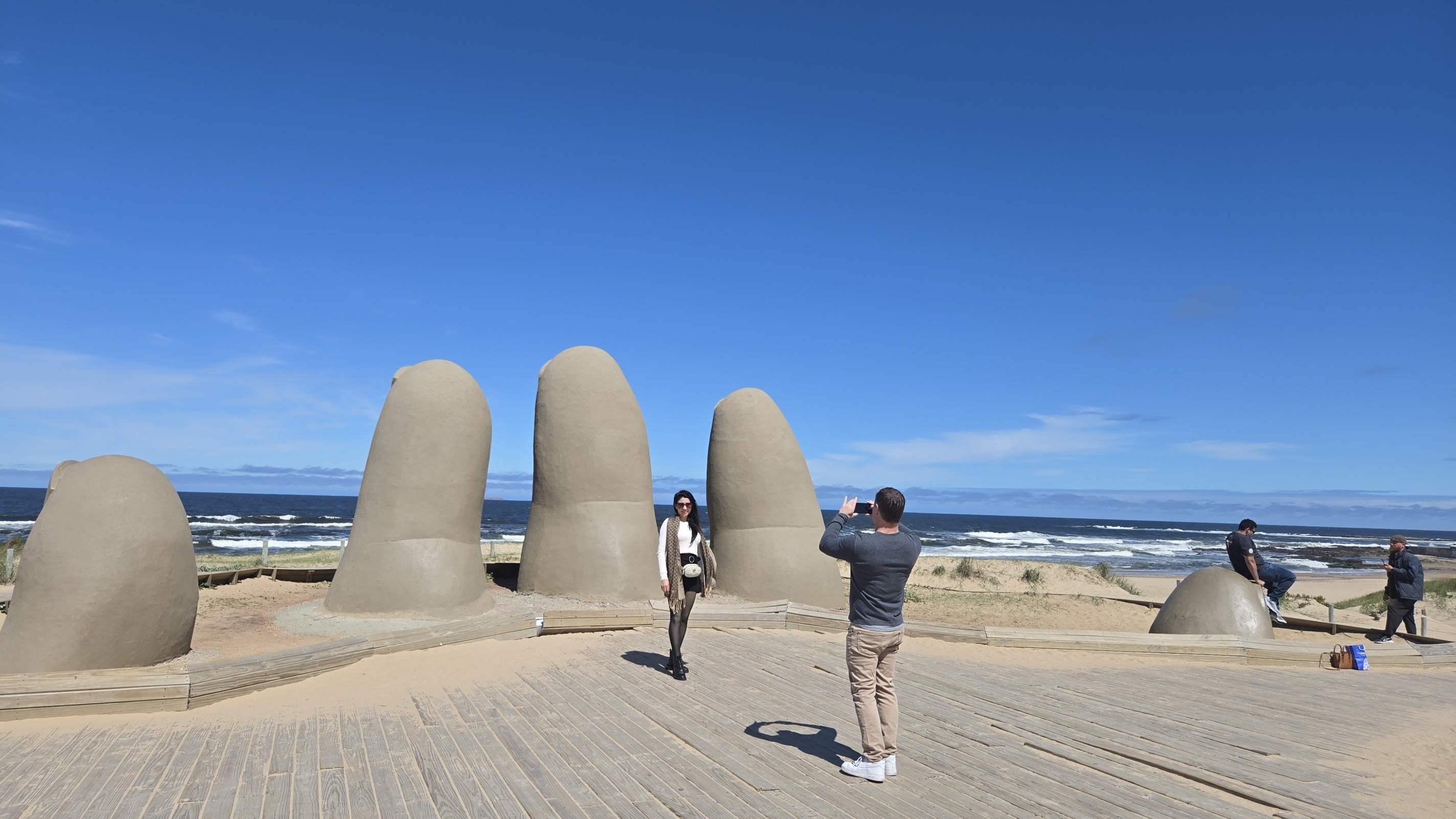 Símbolo de Punta del Este, a famosa escultura Los Dedos (ou La Mano), criada pelo artista chileno Mario Irarrázabal em 1982,  emerge da areia da Praia Brava 
-Carlos Altman/EM
