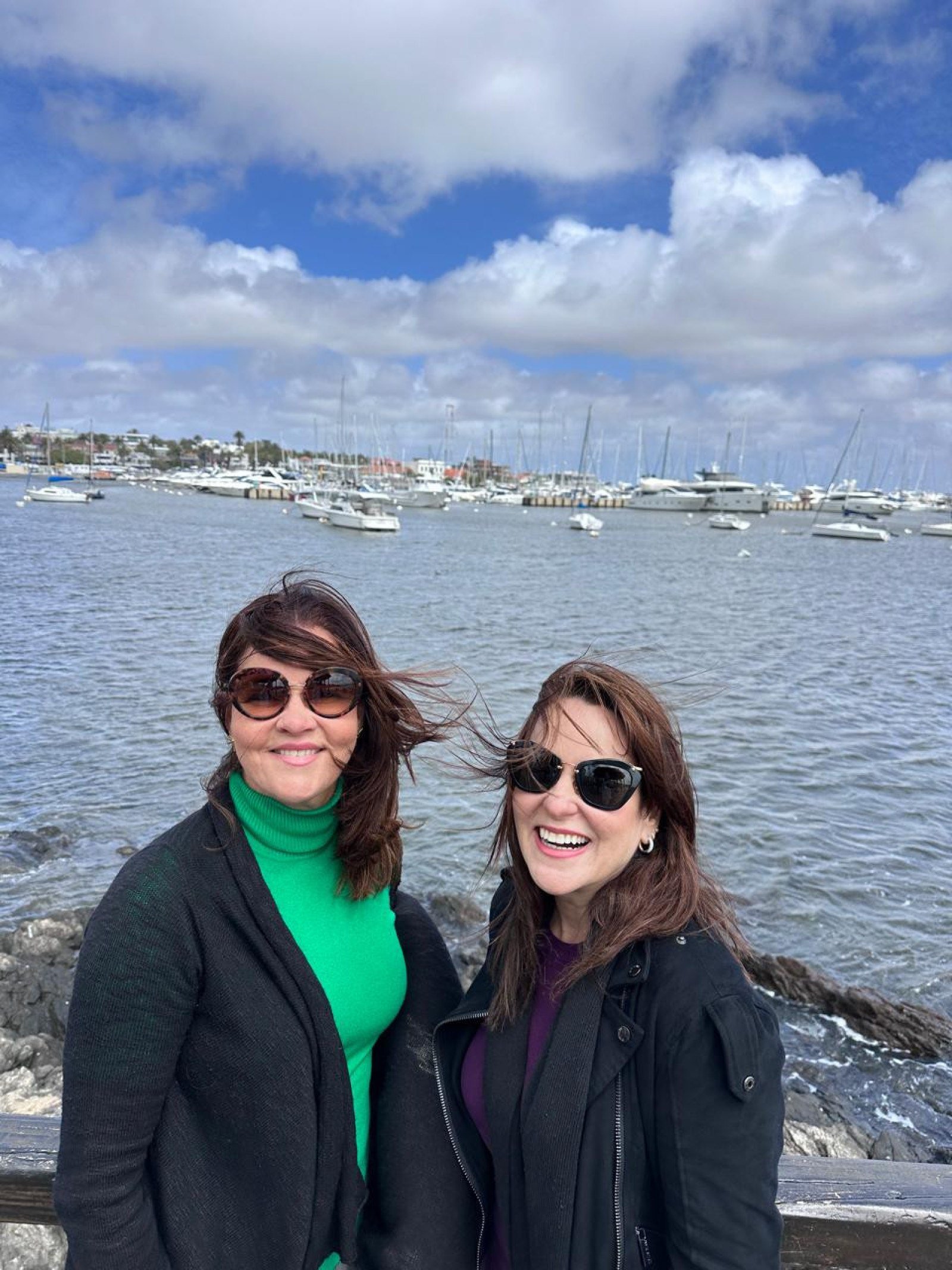 As pernambucanas Simone Sousa e Luiza Souza Leão no emblemático Porto de Punta del Este
-Carlos Altman/EM