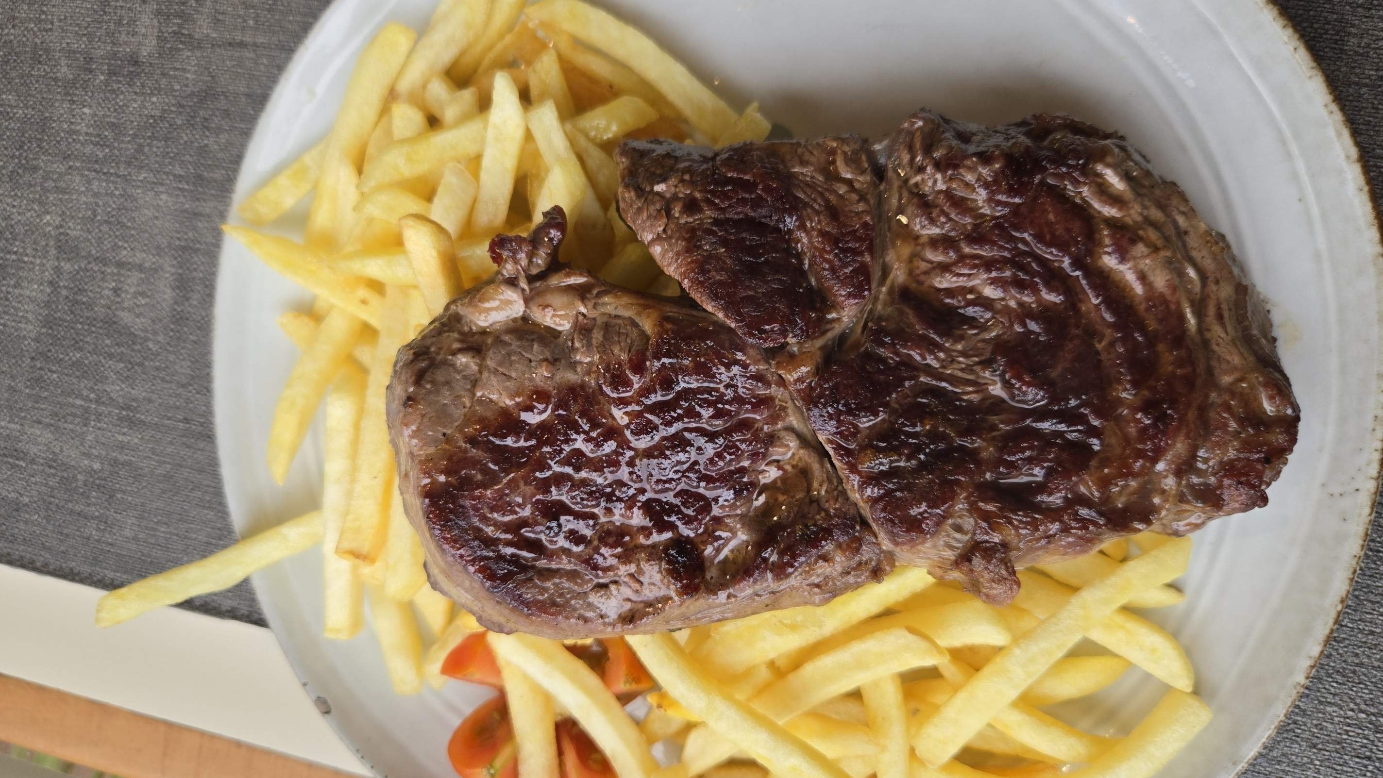 Experimente o delicioso baby beef grelhado do La Pasiva: suculento, macio e servido naquela porção generosa-Carlos Altman/EM