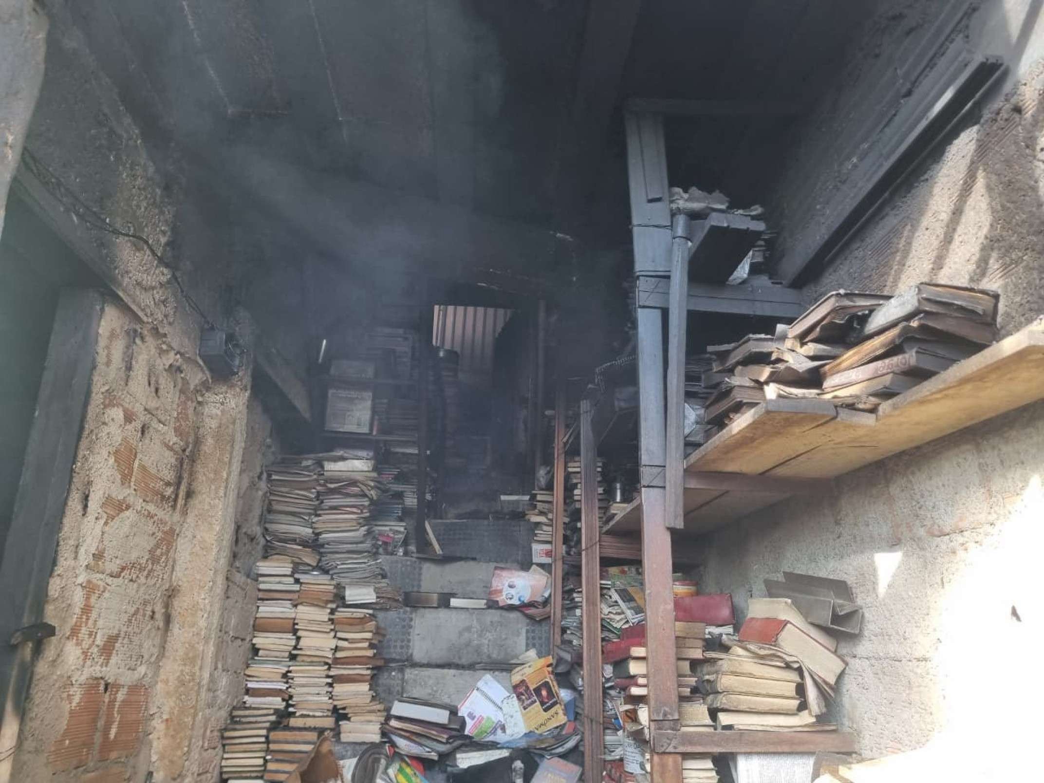 Incêndio em casa no Ribeiro de Abreu, na Região Nordeste de BH, danificou livros que eram armazenados no porão-CBMMG/Divulgação