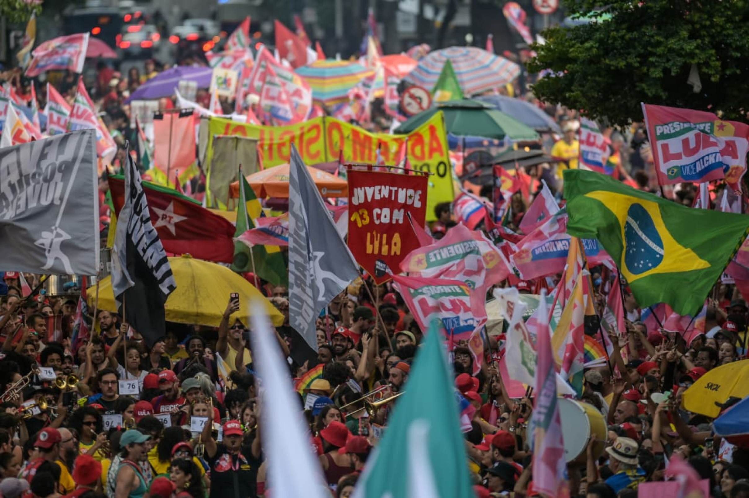 Milhares de pessoas lotam o ato em apoio ao presidente Lula  em BH