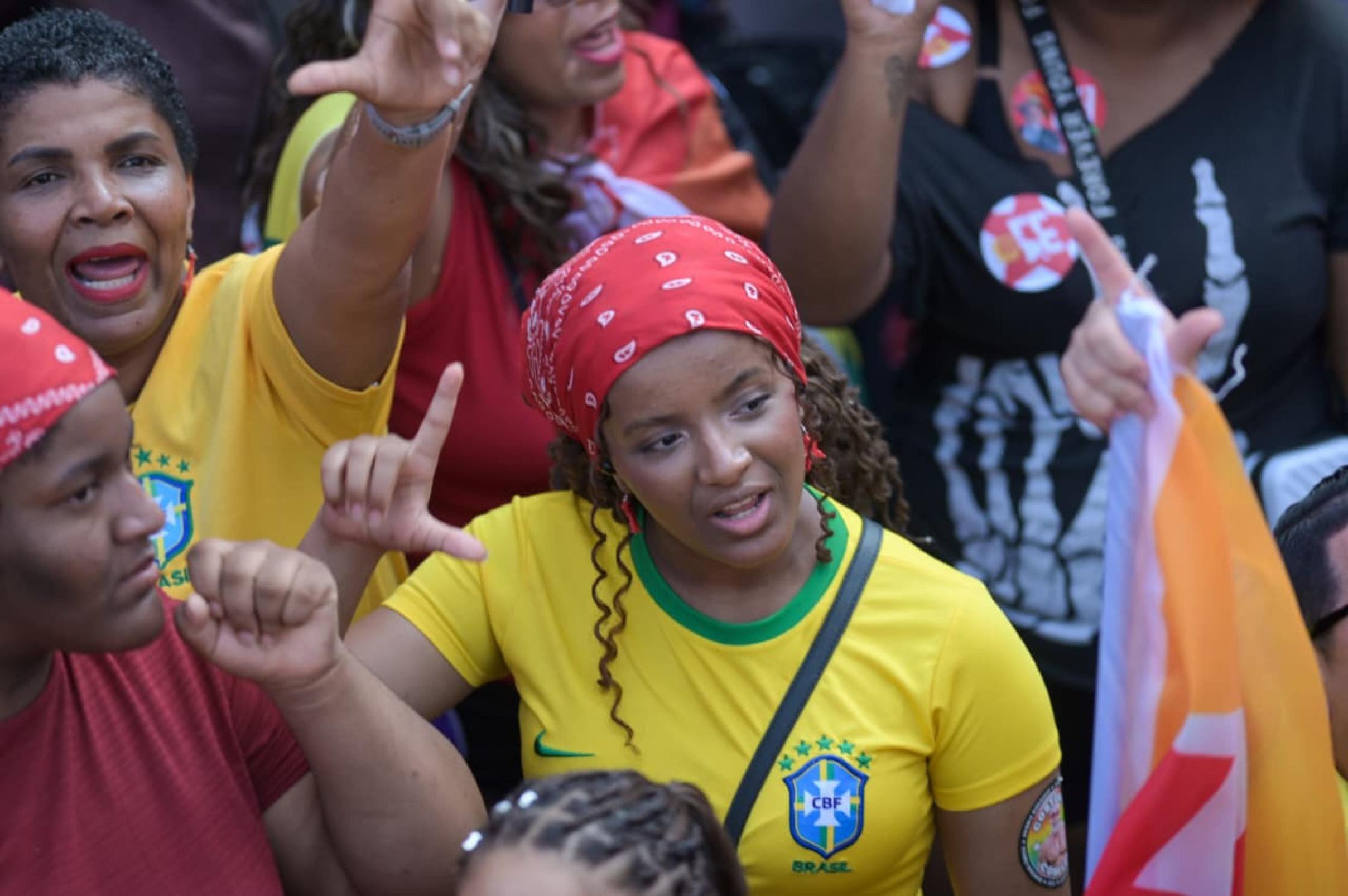 Apoiadora faz o "L", s&iacute;mbolo da campanha do presidente 