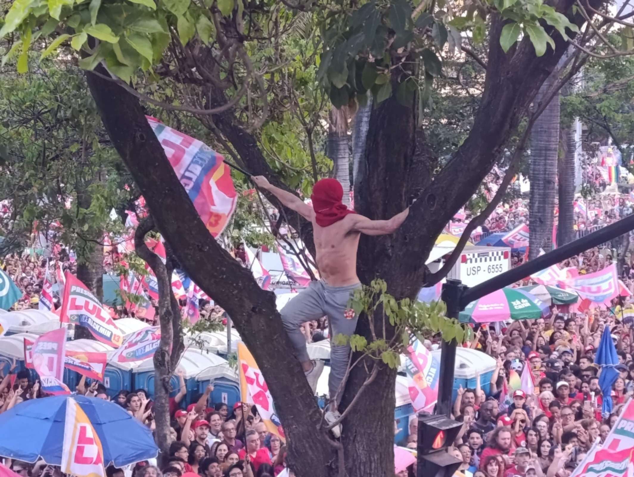 Homem parecido com o "gostos&atilde;o da paulista" participa de ato na capital