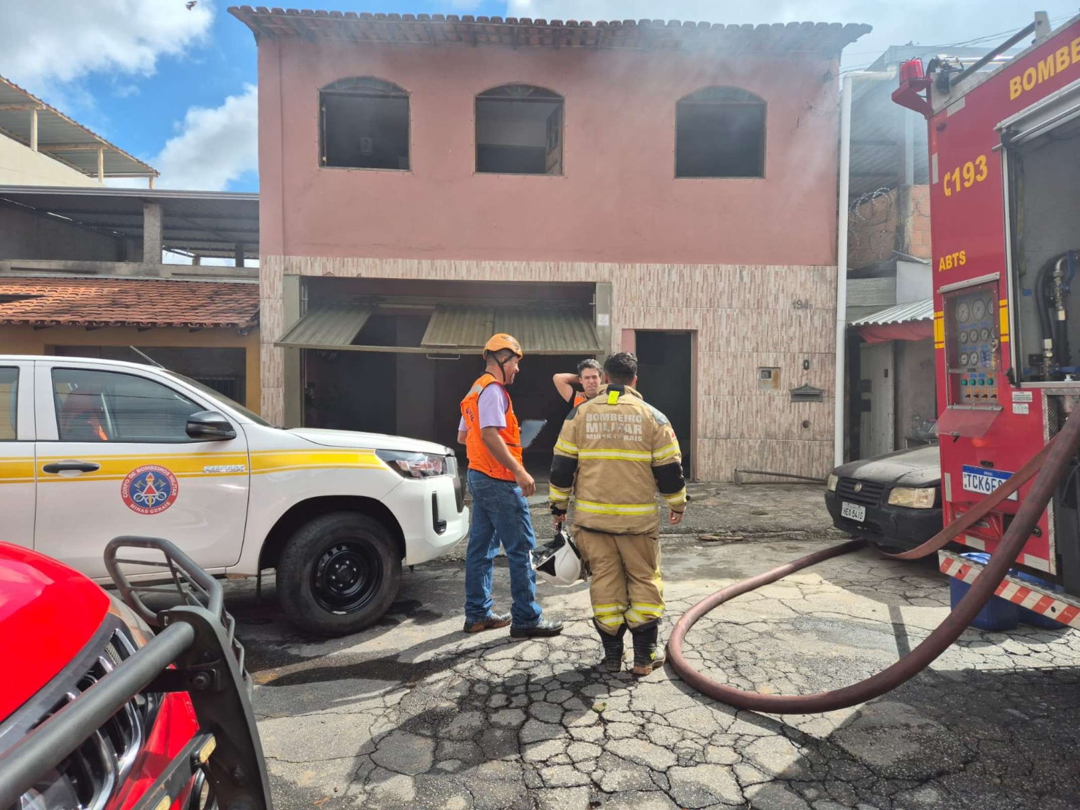 Incêndio em uma casa na Rua Inês Glasman, no Bairro Ribeiro de Abreu, na Região Nordeste de Belo Horizonte-Jair Amaral/EM/DA Press