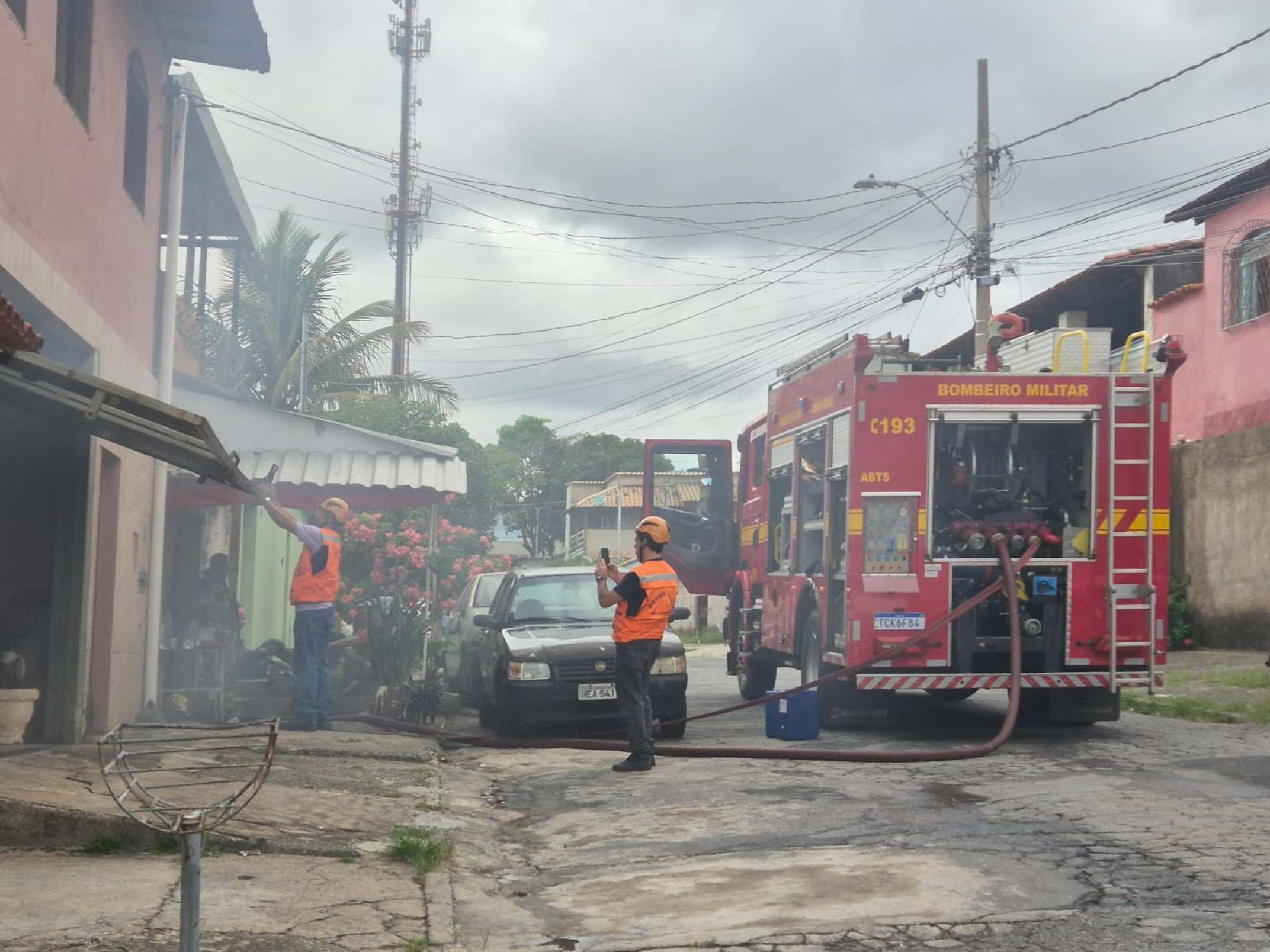 Incêndio em uma casa na Rua Inês Glasman, no Bairro Ribeiro de Abreu, na Região Nordeste de Belo Horizonte-Jair Amaral/EM/DA Press