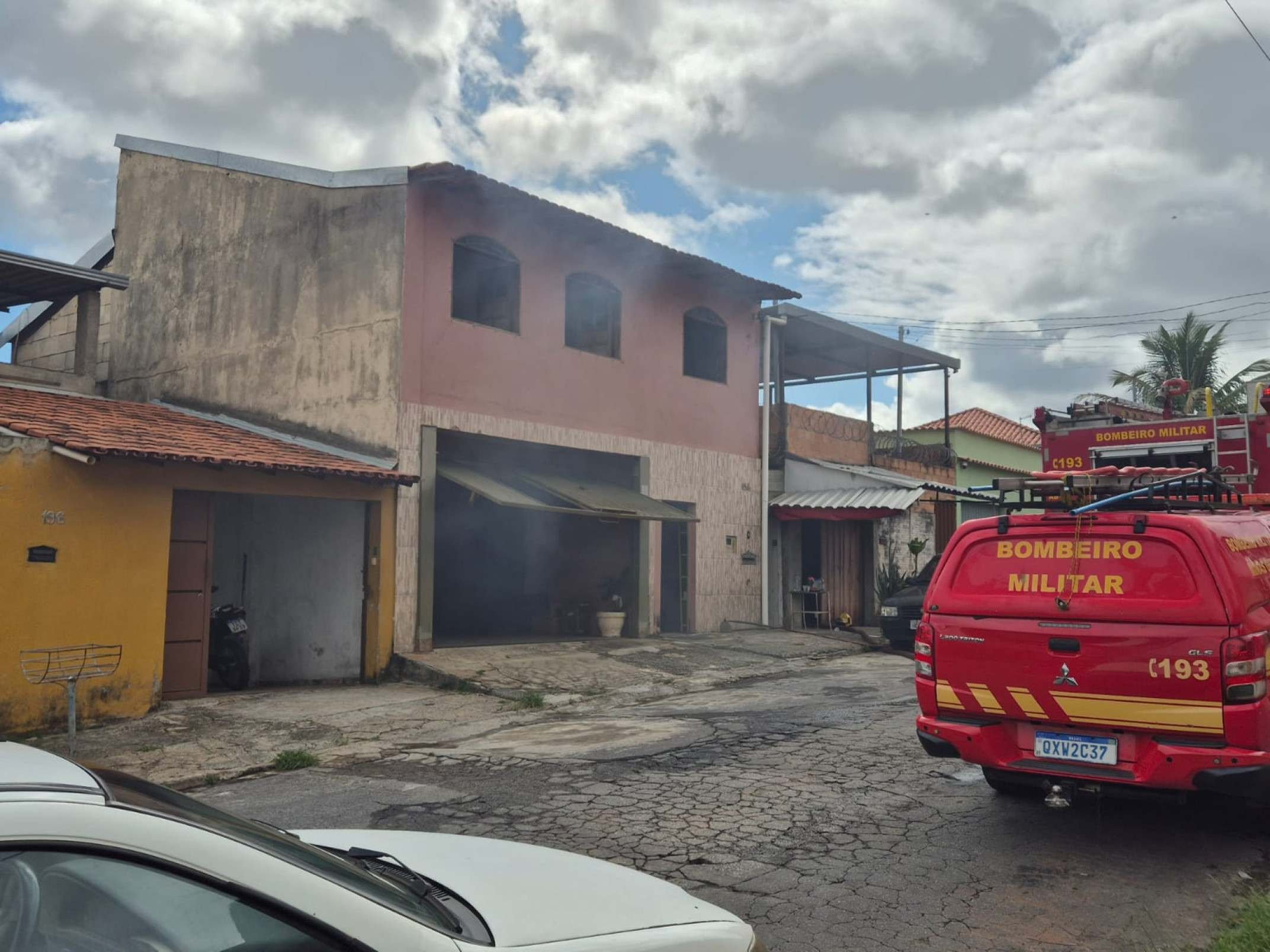 Incêndio em uma casa na Rua Inês Glasman, no Bairro Ribeiro de Abreu, na Região Nordeste de Belo Horizonte-Jair Amaral/EM/DA Press
