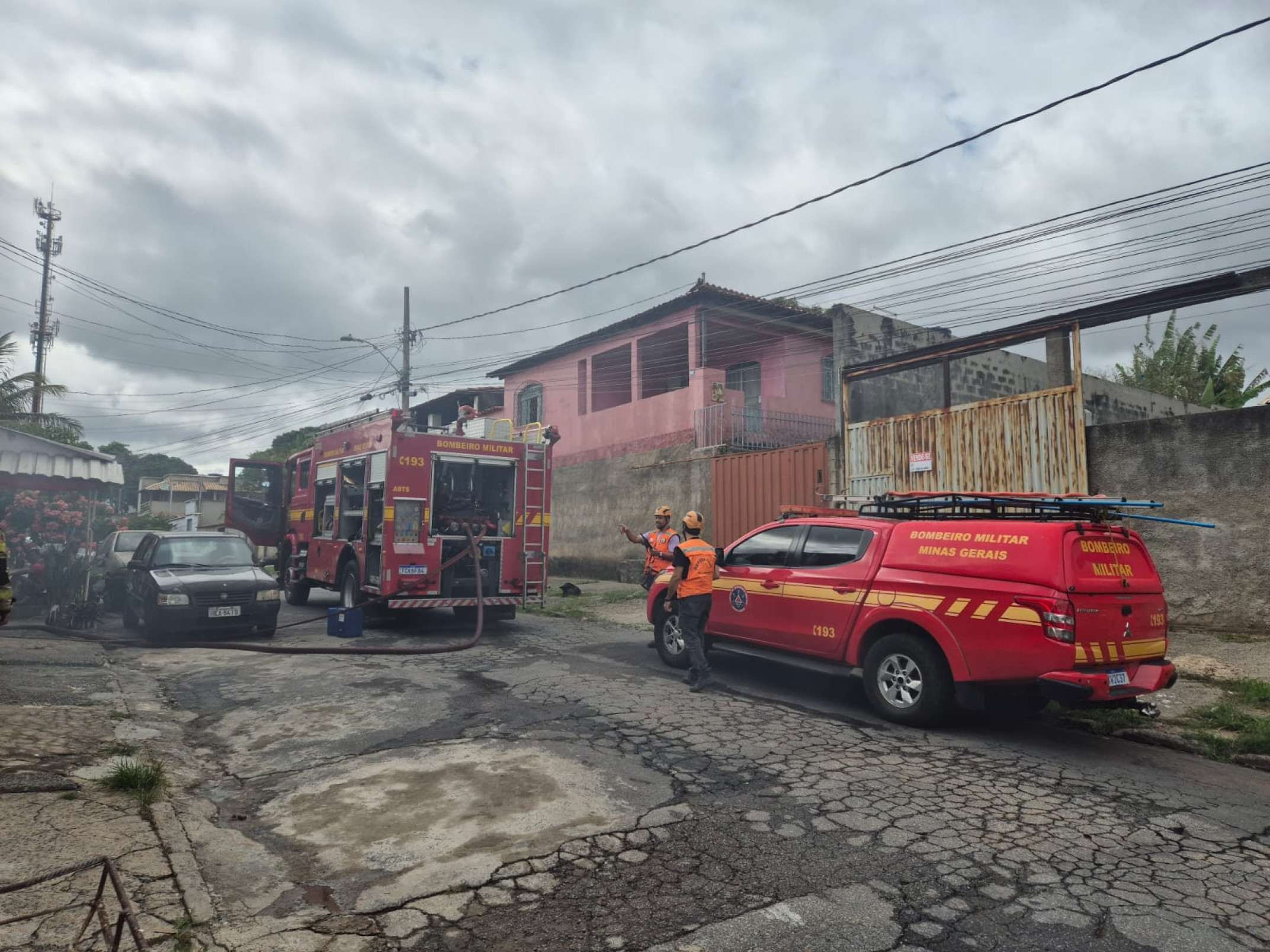 Incêndio em uma casa na Rua Inês Glasman, no Bairro Ribeiro de Abreu, na Região Nordeste de Belo Horizonte-Jair Amaral/EM/DA Press