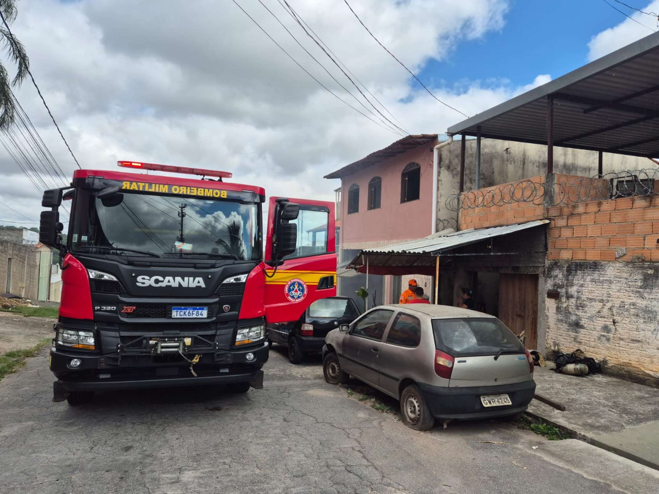 Incêndio em uma casa na Rua Inês Glasman, no Bairro Ribeiro de Abreu, na Região Nordeste de Belo Horizonte-Jair Amaral/EM/DA Press