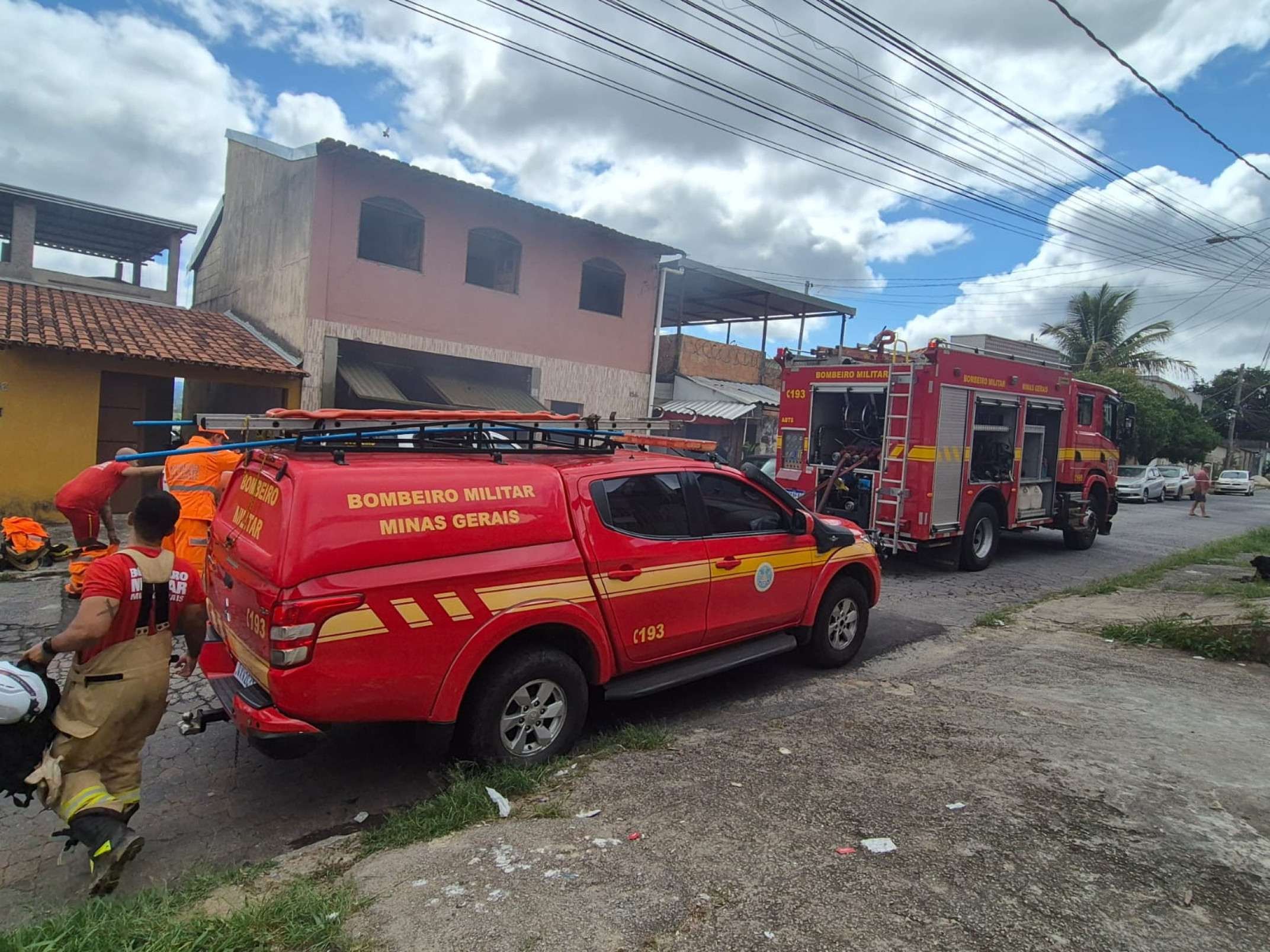 Incêndio em uma casa na Rua Inês Glasman, no Bairro Ribeiro de Abreu, na Região Nordeste de Belo Horizonte-Jair Amaral/EM/DA Press
