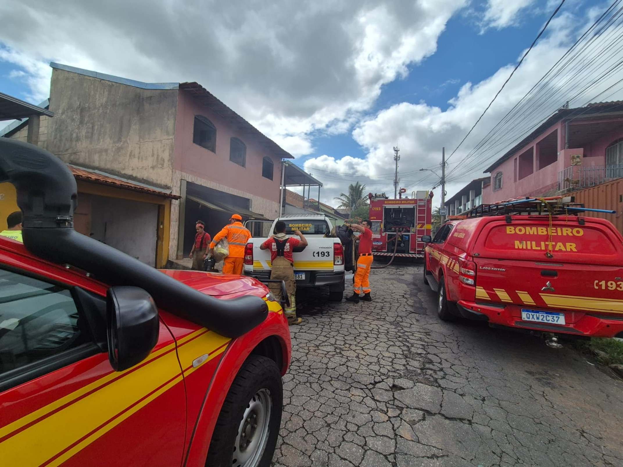 Incêndio em uma casa na Rua Inês Glasman, no Bairro Ribeiro de Abreu, na Região Nordeste de Belo Horizonte-Jair Amaral/EM/DA Press