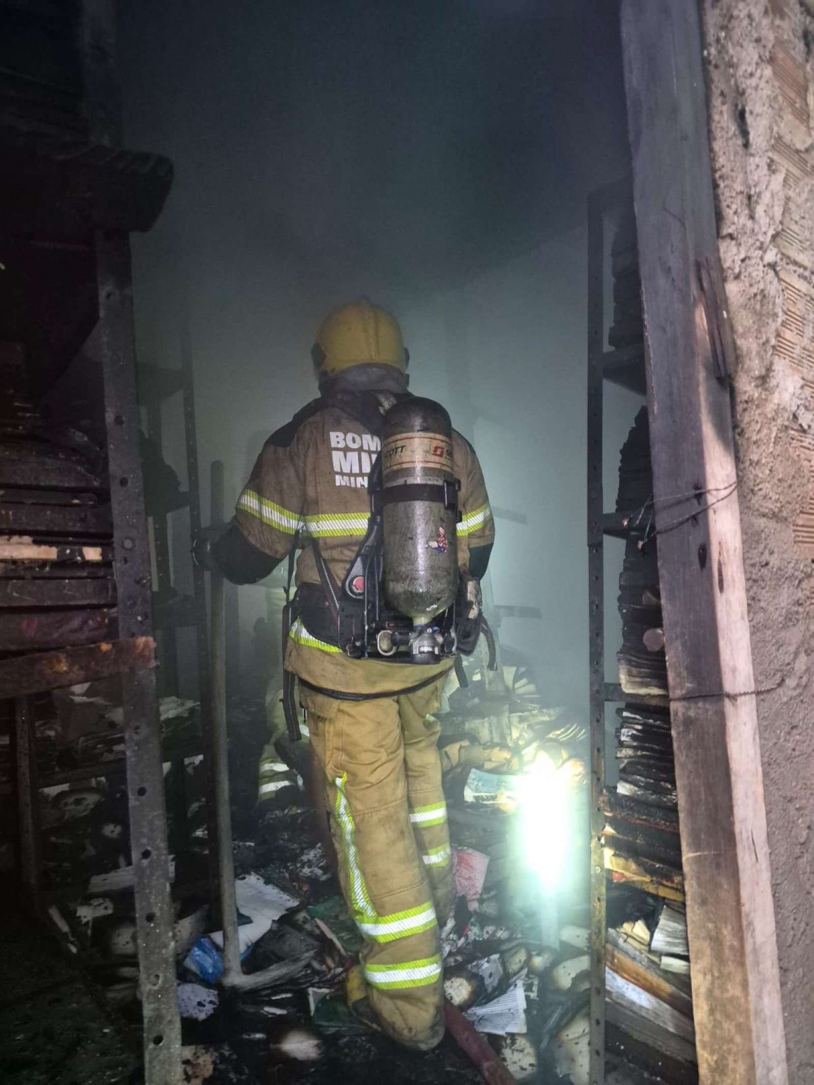 Incêndio em uma casa na Rua Inês Glasman, no Bairro Ribeiro de Abreu, na Região Nordeste de Belo Horizonte-CBMMG/Divulgação