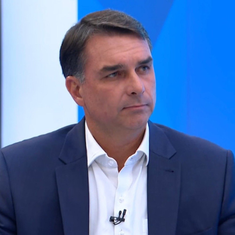 Flávio Bolsonaro cancela live, e equipe cita aniversário da esposa como motivo
