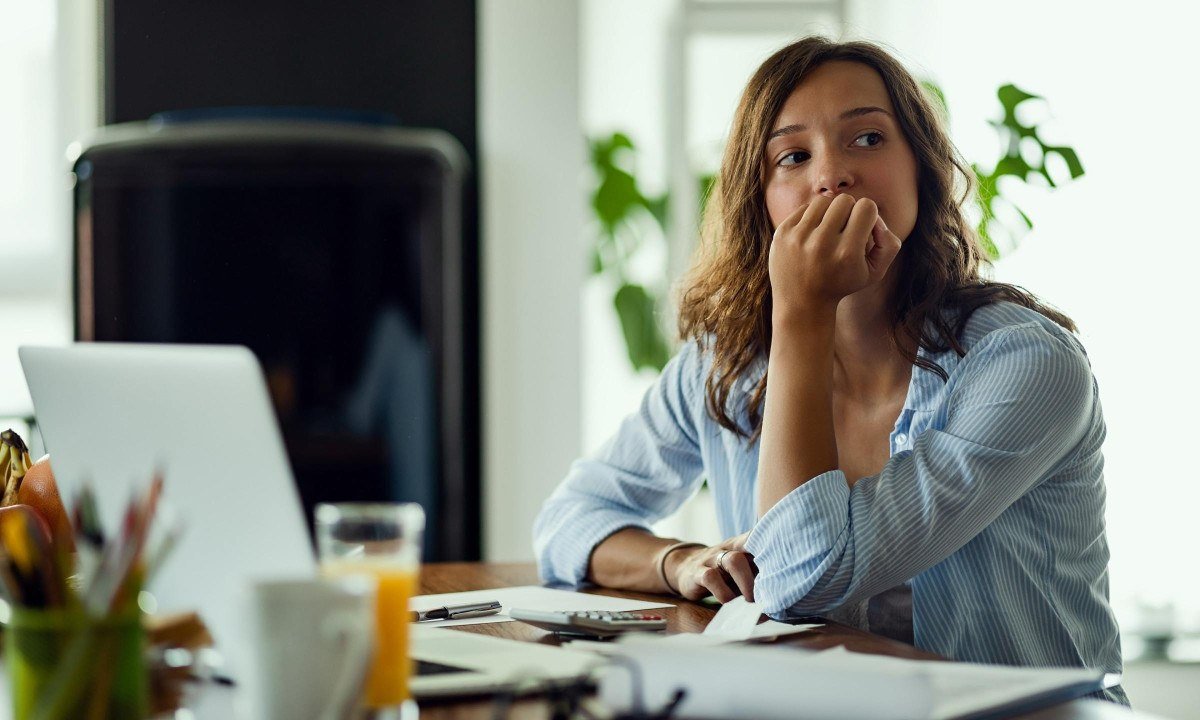 Young worried woman thinking of something while calculating her home budget.
- (crédito: DINO)