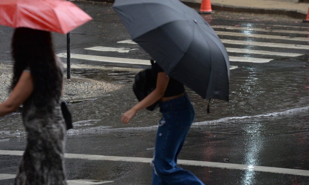 Chove em BH nesta quinta-feira (22/10) - (crédito: Tulio Santos/EM/D.A. Press)