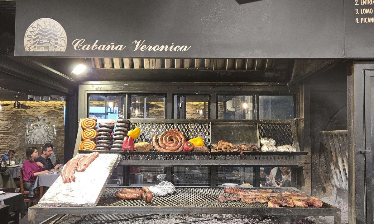 Parrilla uruguaia no Mercado del Puerto, parada obrigat&oacute;ria para uma aut&ecirc;ntica experi&ecirc;ncia gastron&ocirc;mica em Montevid&eacute;u  