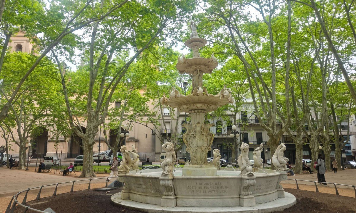 Hist&oacute;rico chafariz de m&aacute;rmore de Carrara, na Plaza Matriz, foi esculpido na It&aacute;lia em 1871  