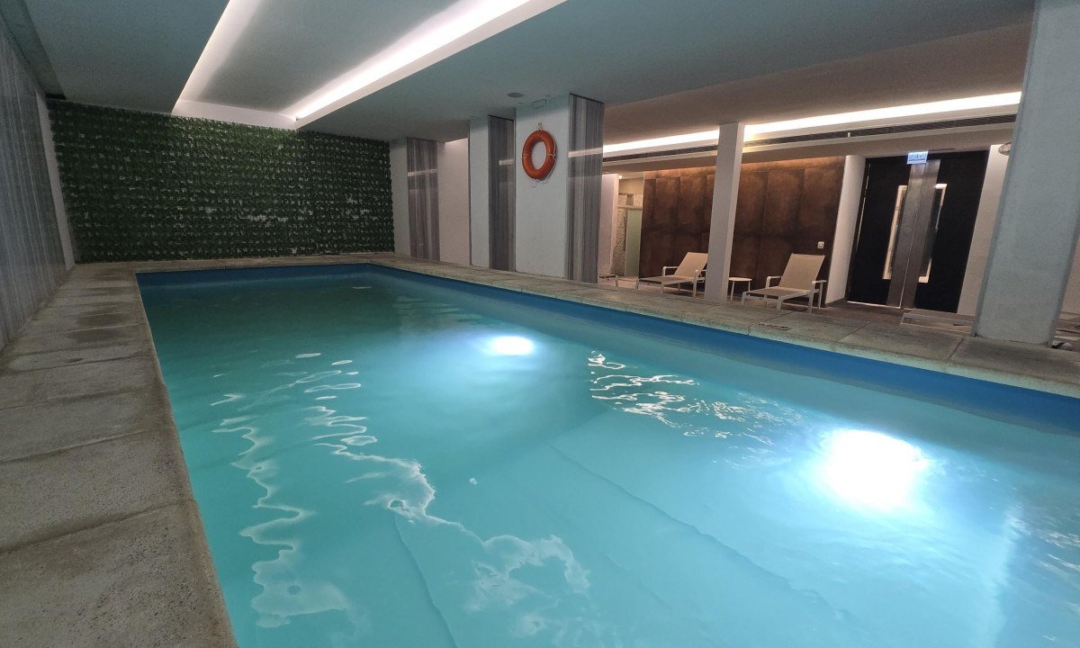 Piscina aquecida do Hotel Esplendor by Wyndham: hist&oacute;ria e vanguarda no ic&ocirc;nico edif&iacute;cio do antigo Teatro Cervantes 