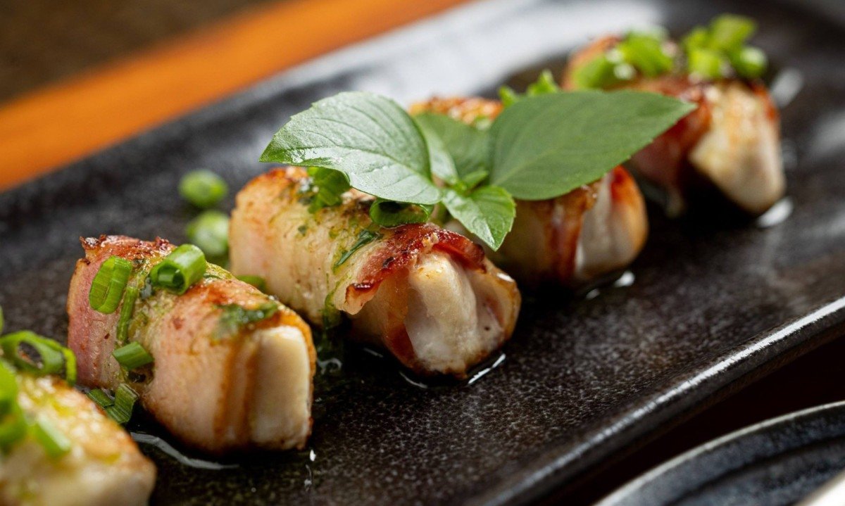 O peixe branco com bacon é uma das opções do menu do Restaurant Week do restaurante Kanpai - (crédito: Victor Schwaner/Divulgação )