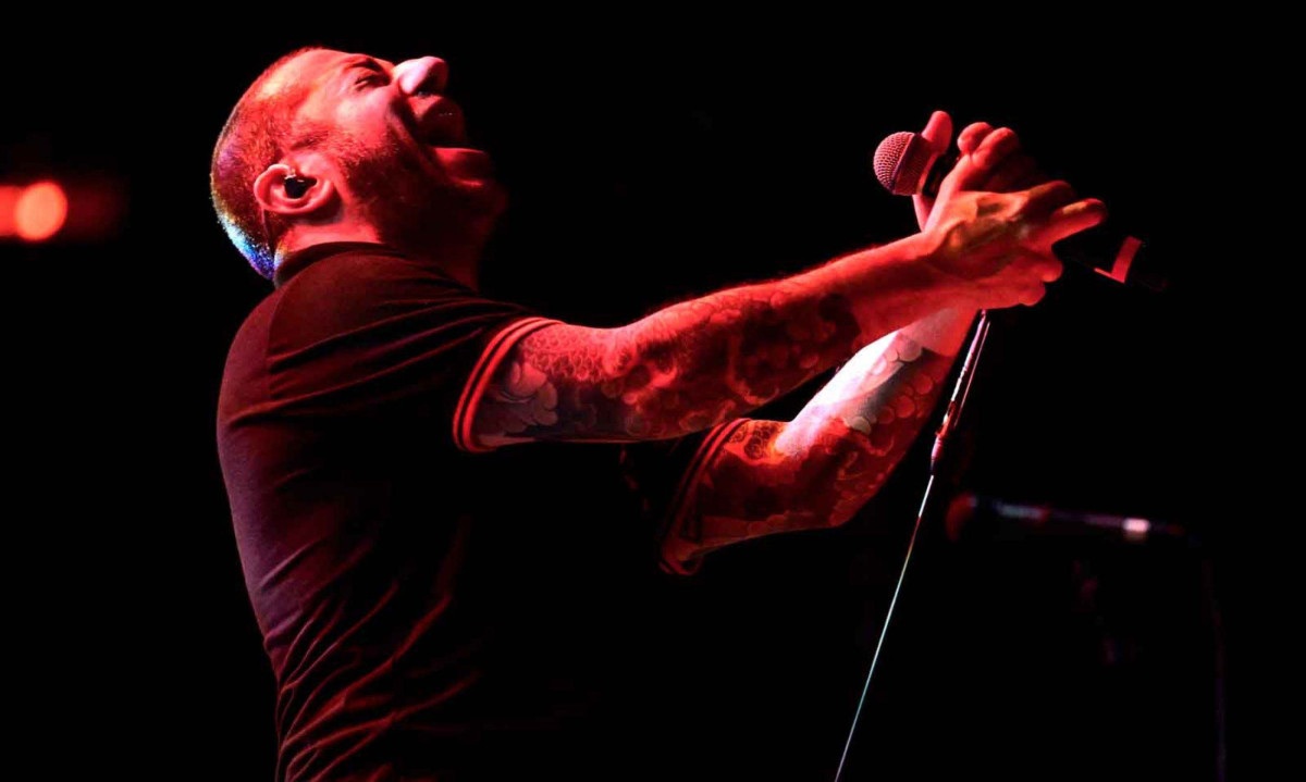 Badauí, vocalista do CPM 22, avalia que o rock mantém a "força ideológica e de identidade" e tem atraído um público mais jovem - (crédito: Pablo PORCIUNCULA - 20/7/2024/ AFP)