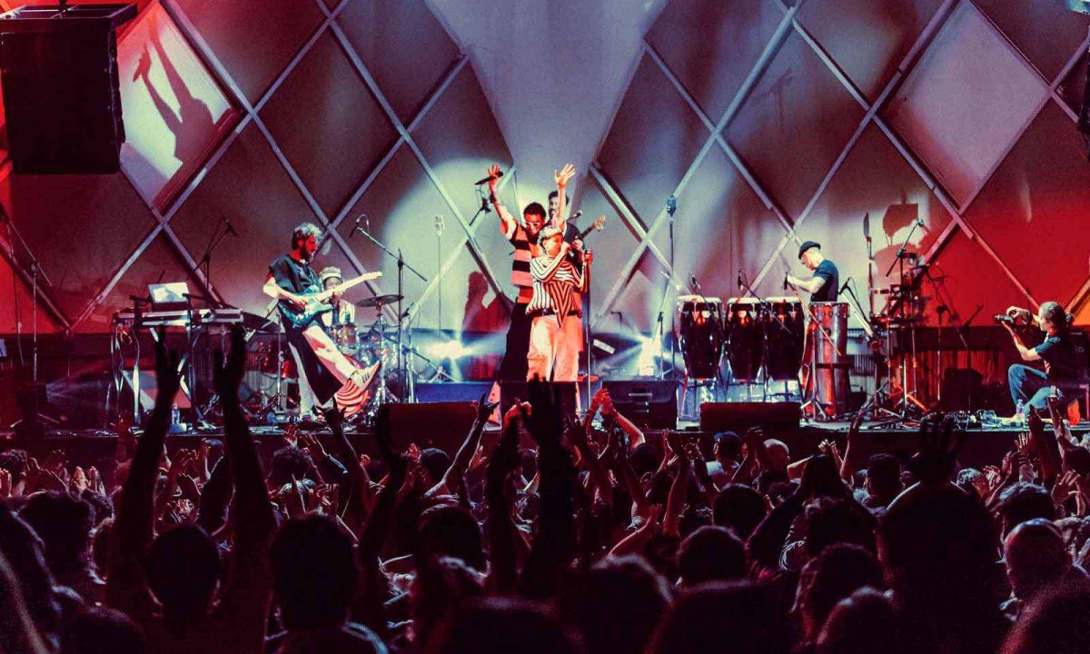 Banda Lamparina promete clima surrealista e psicodélico em seu show, que terá novas canções, o sucesso "Não me entrego pros caretas" e músicos trocando de instrumento no palco - (crédito: Ian Rassari/divulgação)