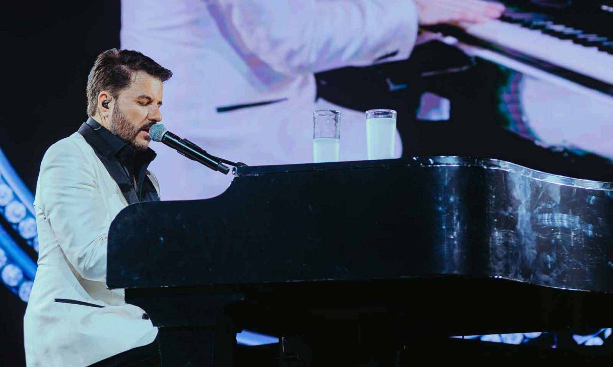Maurício Manieri vai cantar e tocar piano no Minascentro, hoje à noite, além de dançar e conversar com o público de Belo Horizonte
- (crédito: Rafael Strabelli/Divulgação)