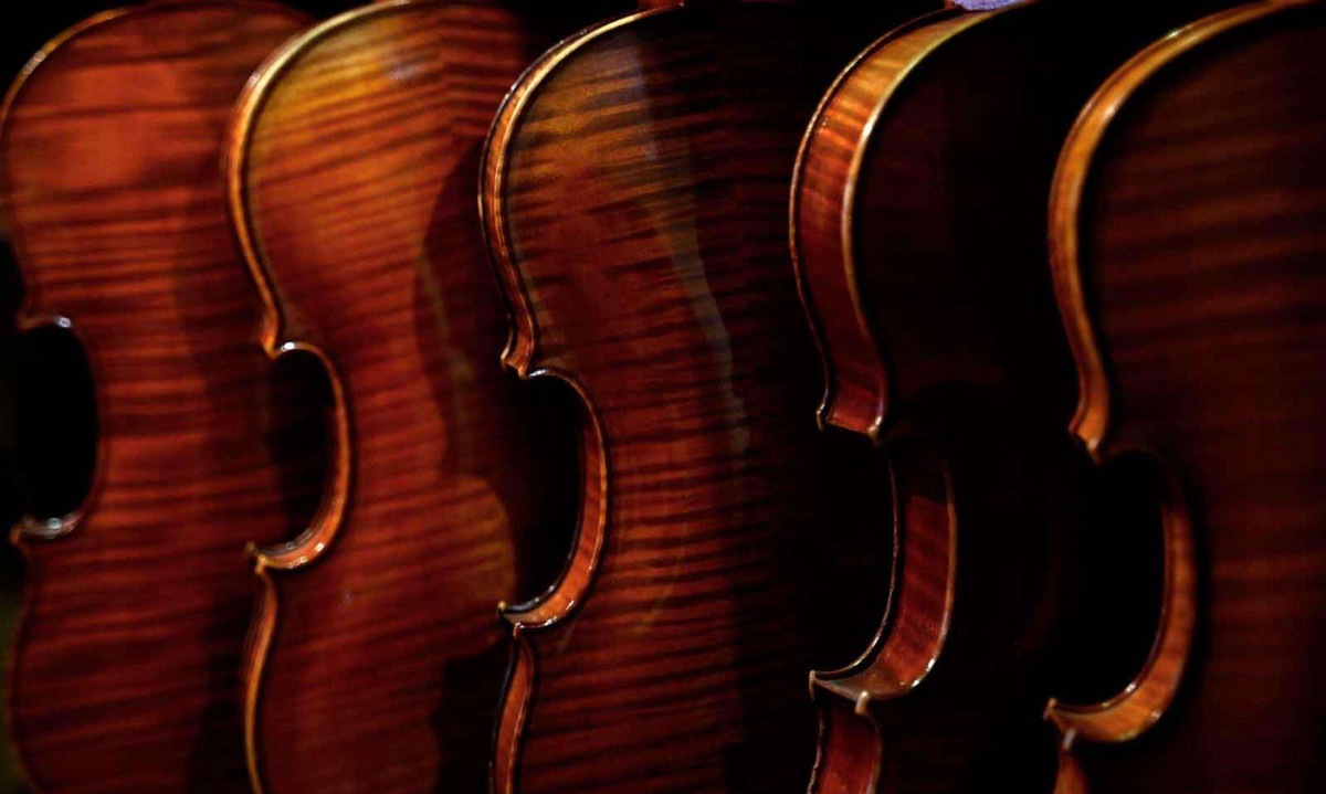 O violino é um dos instrumentos dos cursos de formação oferecidos pelo projeto voltado a estudantes de baixa renda - (crédito: Peter PARKS / AFP)