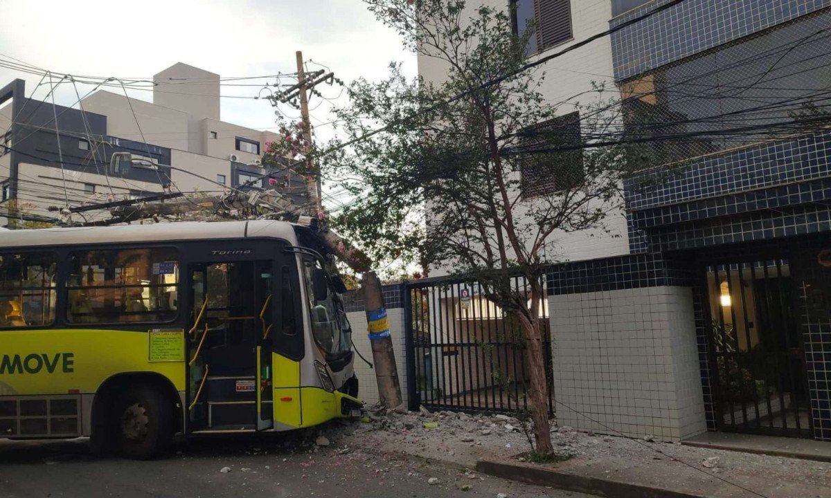 Motorista de ônibus da MOVE perde direção e bate em poste no bairro Dona Clara, na região da Pampulha, em Belo Horizonte - (crédito: Divulgação/CBMMG)