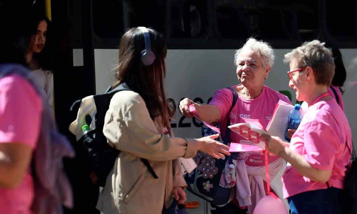 Campanha Outubro Rosa vai às ruas esclarecer dúvidas sobre o câncer de mama
 -  (crédito: José Cruz/EBC)