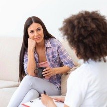Perimenopausa: por que mulheres confundem sinais com estresse e burnout? -  stefamerpik/magnific
