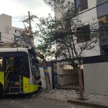 Ônibus do Move bate em poste no Bairro Dona Clara, em BH - Divulgação/CBMMG