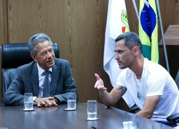 Presidente do TJMG, Vicente de Oliveira Recebe recebeu o governador eleito Cleitinho Azevedo nesta quinta-feira (22/10) -  (crédito: Euler Junior/TJMG)
