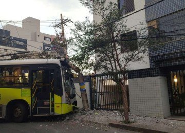 Motorista de ônibus da MOVE perde direção e bate em poste no bairro Dona Clara, na região da Pampulha, em Belo Horizonte -  (crédito: Divulgação/CBMMG)