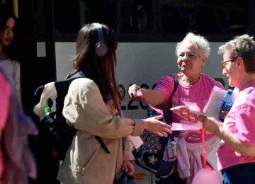 Campanha Outubro Rosa vai às ruas esclarecer dúvidas sobre o câncer de mama
 -  (crédito: José Cruz/EBC)