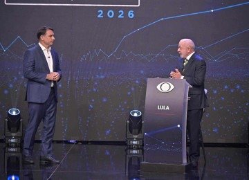 O senador Flávio Bolsonaro e o presidente Lula trocaram acusações durante debate na Band -  (crédito: Renato Pizzutto/Band)