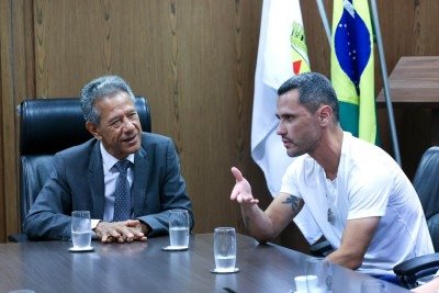 Presidente do TJMG, Vicente de Oliveira Recebe recebeu o governador eleito Cleitinho Azevedo nesta quinta-feira (22/10) -  (crédito: Euler Junior/TJMG)