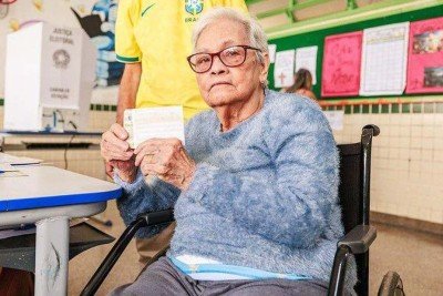 Cartilha da campanha de Lula orienta apoiadores que pretendem conversar com idosos para convencê-los a votar no petista -  (crédito: Reprodução/PT)