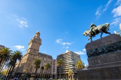 Palácio Salvo, um dos ícones arquitetônicos e cartões-postais mais fascinantes da capital uruguaia 
 -  (crédito: Carlos Altman/EM)