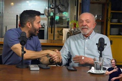 O deputado André Janones (Rede-MG) e o presidente Lula (PT) durante live nesta quinta-feira (22)  -  (crédito: Lula Oficial)