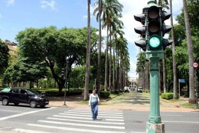 Um dos semaforos mais antigos em opera&ccedil;&atilde;o em BH est&aacute; localizado na Pra&ccedil;a da Liberdade, no cruzamento da Avenida Jo&atilde;o Pinheiro com a Rua Gon&ccedil;alves Dias  -  (crédito:  Jair Amaral/EM/D.A. Press)