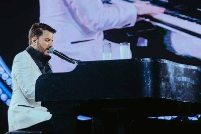 Maurício Manieri vai cantar e tocar piano no Minascentro, hoje à noite, além de dançar e conversar com o público de Belo Horizonte
 -  (crédito: Rafael Strabelli/Divulgação)