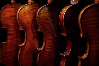 O violino é um dos instrumentos dos cursos de formação oferecidos pelo projeto voltado a estudantes de baixa renda -  (crédito: Peter PARKS / AFP)