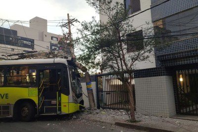 Motorista de ônibus da MOVE perde direção e bate em poste no bairro Dona Clara, na região da Pampulha, em Belo Horizonte -  (crédito: Divulgação/CBMMG)