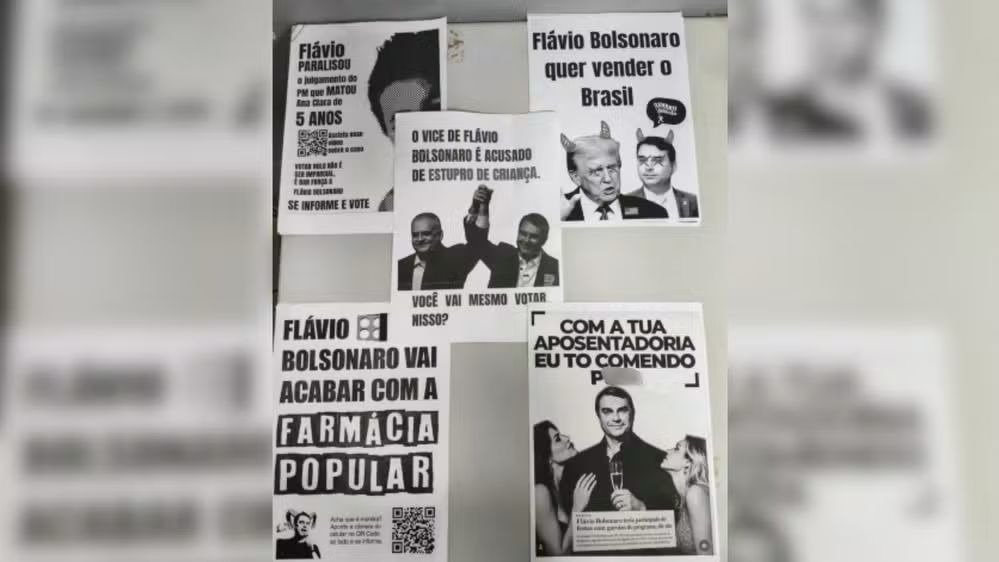 Os cartazes com cr&iacute;ticas pol&iacute;ticas a Fl&aacute;vio Bolsonaro, afixados por jovens em Patos de Minas, que motivaram a deten&ccedil;&atilde;o do grupo -  (crédito: Reprodu&ccedil;&atilde;o / Redes Sociais)