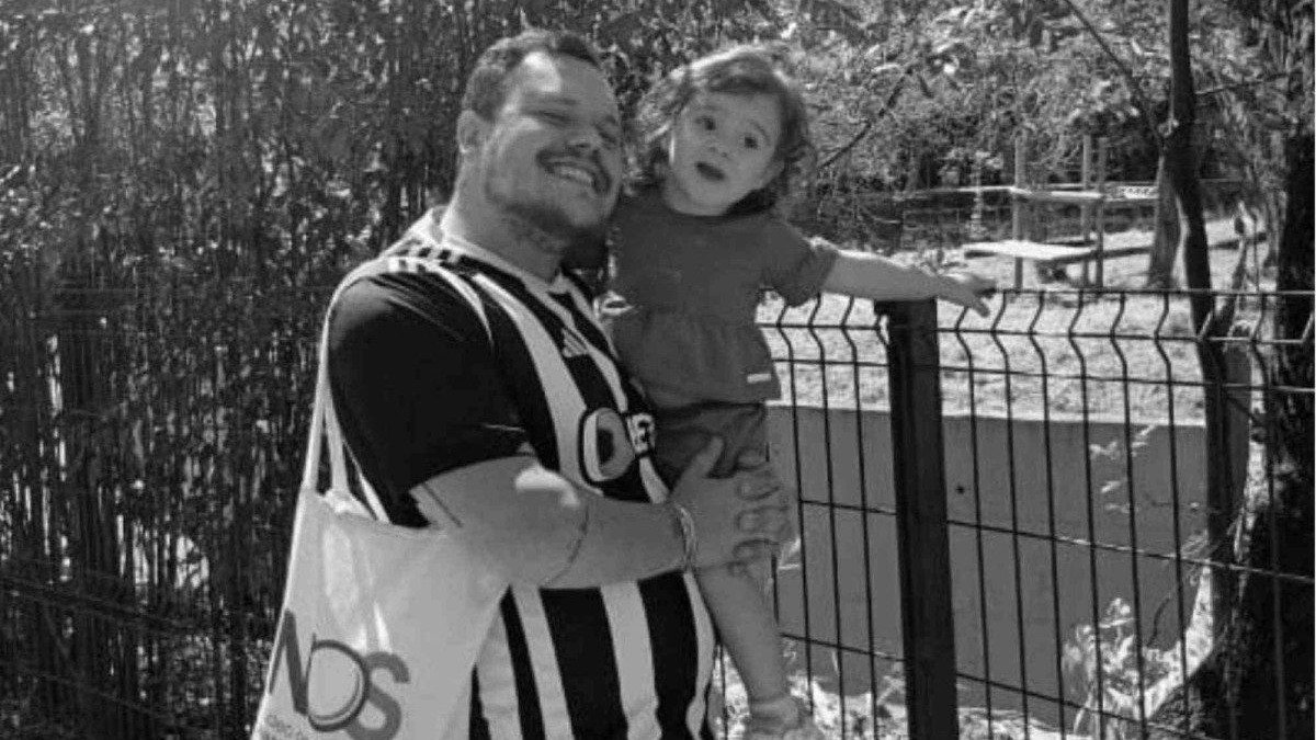 Renato Duarte Terrinha em registro com crian&ccedil;a, simbolizando a conduta social e o carinho pelo qual &eacute; homenageado em Belo Horizonte -  (crédito: Reprodu&ccedil;&atilde;o / Redes Sociais)