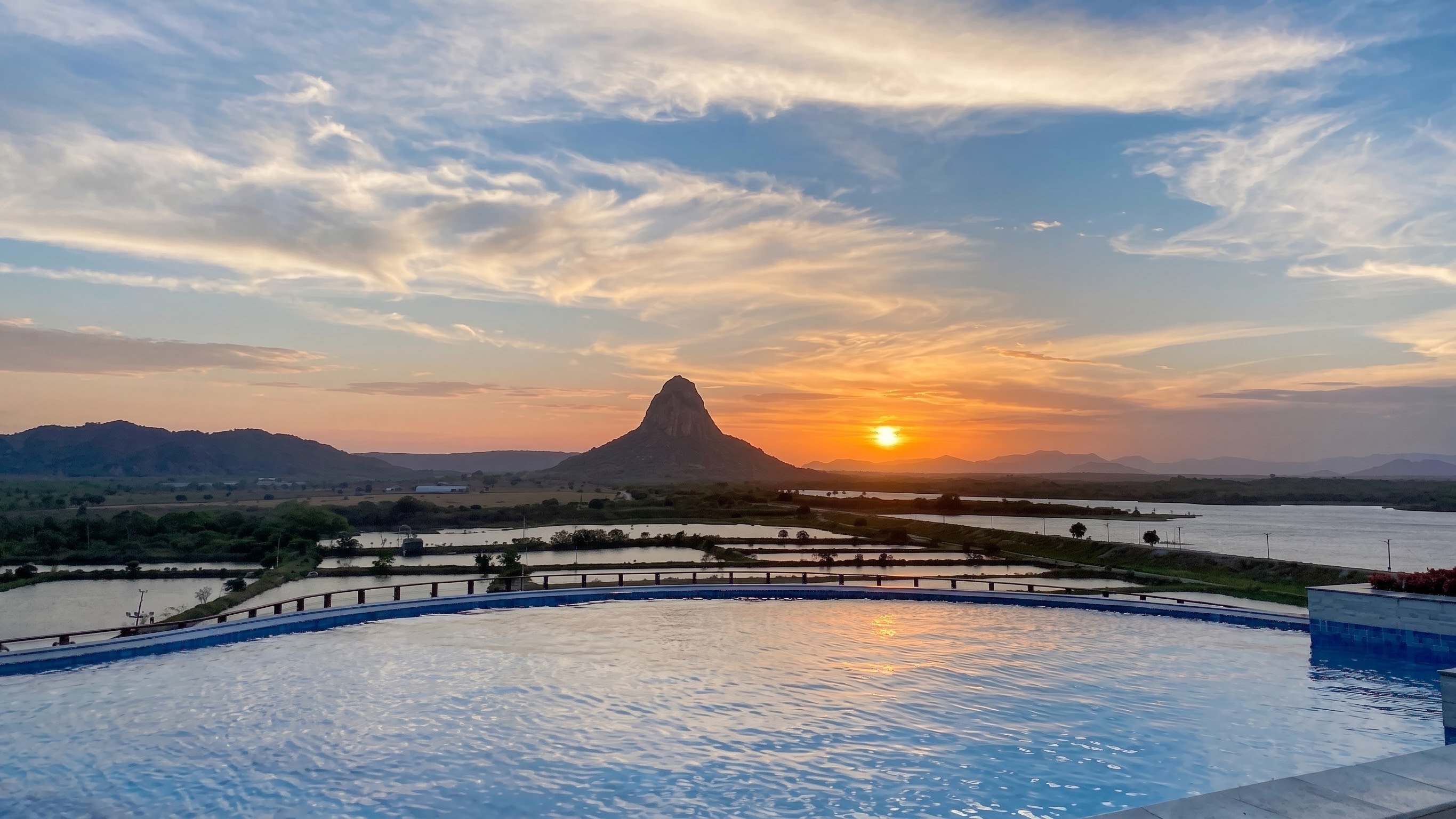 A &aacute;rea de lazer do Haras WS, com piscina e vista para o lago natural e a paisagem do Cear&aacute; ao entardecer -  (crédito: Reprodu&ccedil;&atilde;o / Instagram)