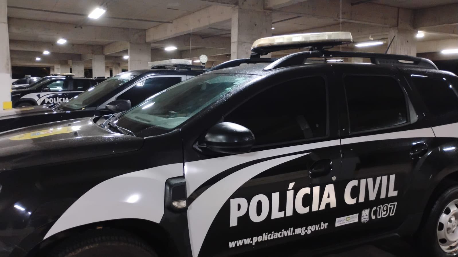 Viaturas da Pol&iacute;cia Civil, que participou da Opera&ccedil;&atilde;o Epicentro para combater fraudes e corrup&ccedil;&atilde;o em Minas Gerais. -  (crédito: MPMG / Divulga&ccedil;&atilde;o)